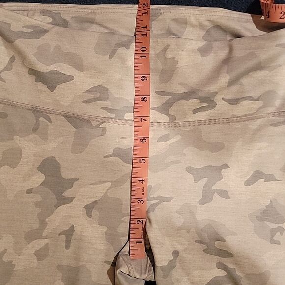GAP  Light Gray Camouflage Leggings Capri Sz Large - Picture 3 of 10